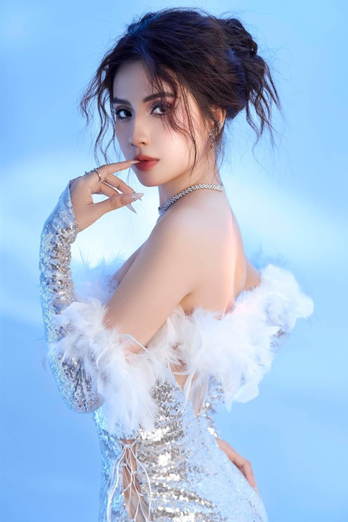 Bà mẹ một con sở hữu vóc dáng thon gọn, quyến rũ.