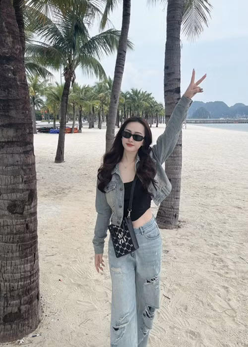 Hà Nhung ăn mặc trẻ trung, gợi cảm ở đời thường. Ảnh: FB Hà Nhung.