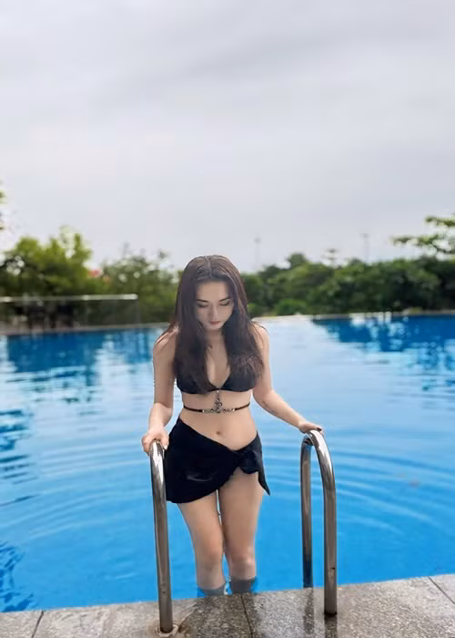Vợ Hà Việt Dũng khoe dáng vóc gợi cảm với bikini. Ảnh: FB Hà Nhung.