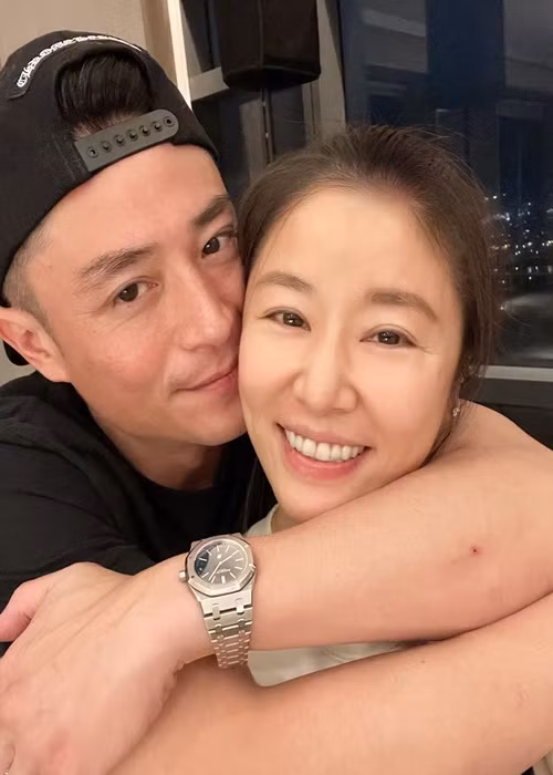 Hoắc Kiến Hoa chiều chuộng Lâm Tâm Như. Để vợ có nhiều thời gian hoạt động nghệ thuật, tài tử chấp nhận ở nhà chăm con. Ảnh: Instagram Lâm Tâm Như.