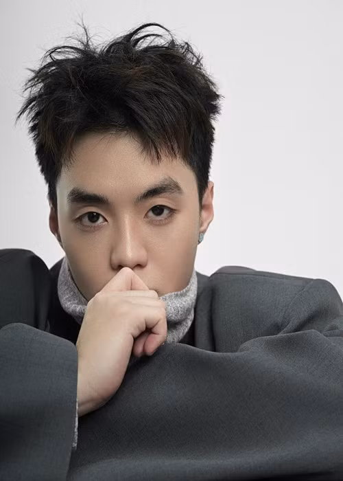 Phát ngôn của Negav gây ý kiến trái chiều. Nhiều người chỉ trích anh đang cổ xúy cho việc bỏ học. Nhanh chóng, Negav nhận sai và xin lỗi khán giả. Sau khi "vạ miệng" chuyện bỏ học, rapper còn bị khui loạt bình luận nhạy cảm trước đây. Ồn ào đời tư khiến Negav phải trả giá đắt. Hàng loạt nhãn hàng đã gỡ bỏ hình ảnh Negav làm đại diện. Ảnh: FB Negav.