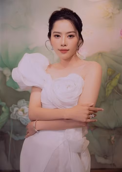 Tháng 3/2024, Nam Em bị phạt 37,5 triệu đồng vì các buổi livestream gây ồn ào. Đến tháng 4/2024, cô bị phạt 10 triệu đồng cũng vì các phát ngôn trên livestream. Ảnh: FB Nam Em.