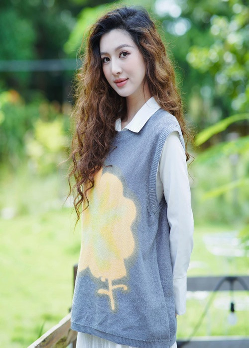 Nữ người mẫu dường như cố giấu vòng hai. Ảnh: FB Tuệ Như.