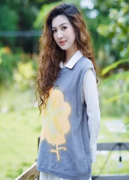 Nữ người mẫu dường như cố giấu vòng hai. Ảnh: FB Tuệ Như.