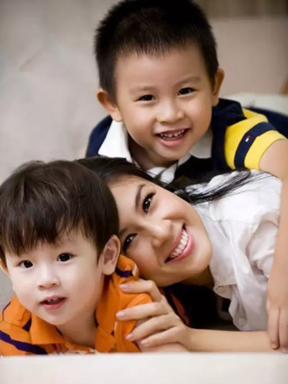 Suốt hơn một thập kỷ qua, Kim Thư nuôi dạy hai con trai một mình và ít chia sẻ về đời tư, để các con tự do phát triển. Mới đây, nữ diễn viên hiếm hoi tiết lộ chiều cao khủng của hai cậu con trai trên trang cá nhân, khiến khán giả trầm trồ.