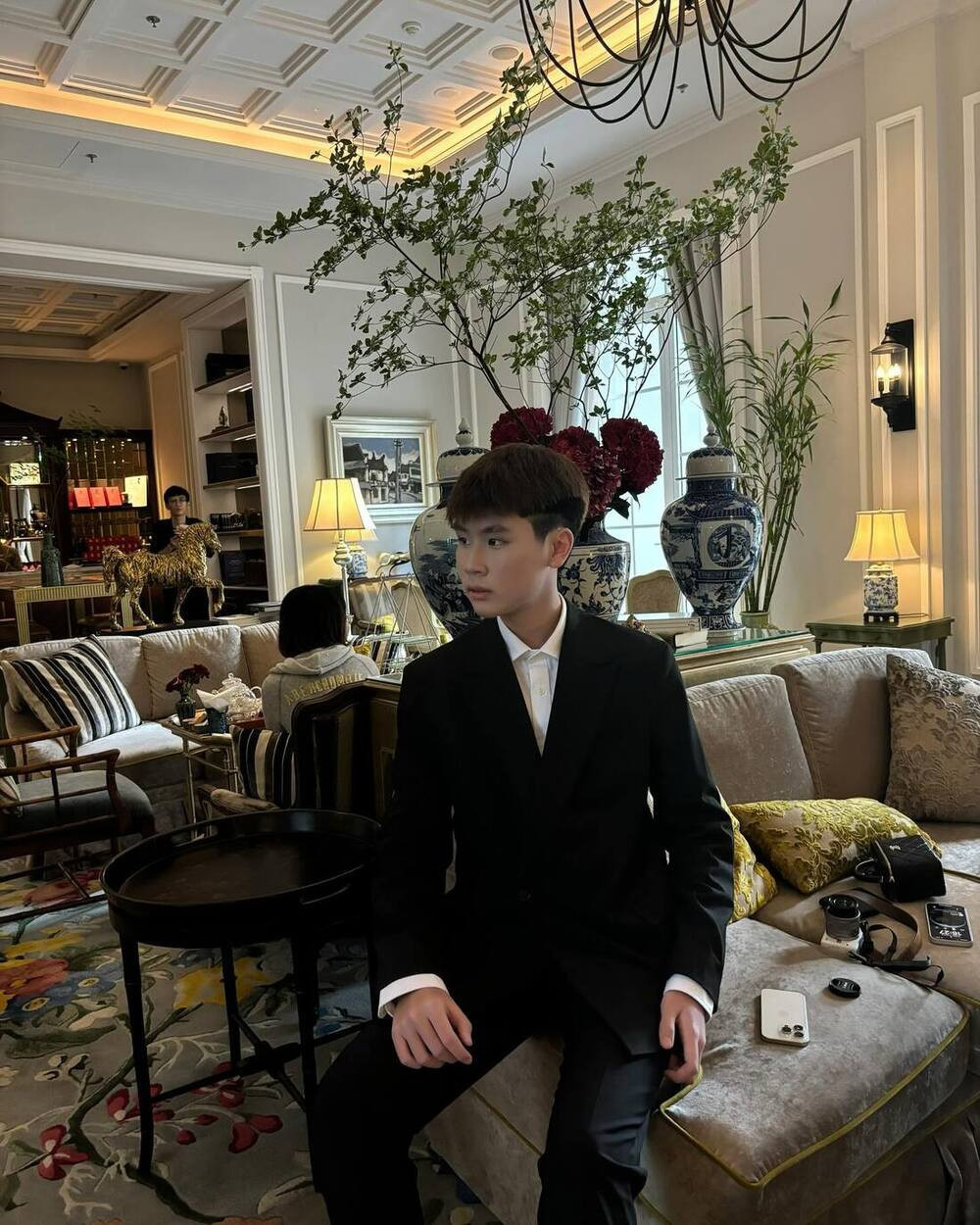 Từ dáng vẻ nhỏ nhắn ngày bé, Ơ Rô giờ đây lột xác với vóc dáng cao lớn, khuôn mặt sáng và phong cách tự tin. Nhiều bạn bè và khán giả nhận xét cả hai anh em đều có tiềm năng theo đuổi con đường nghệ thuật. Kim Thư chia sẻ rằng cậu em út sớm bộc lộ năng khiếu diễn xuất và nuôi ước mơ trở thành diễn viên.