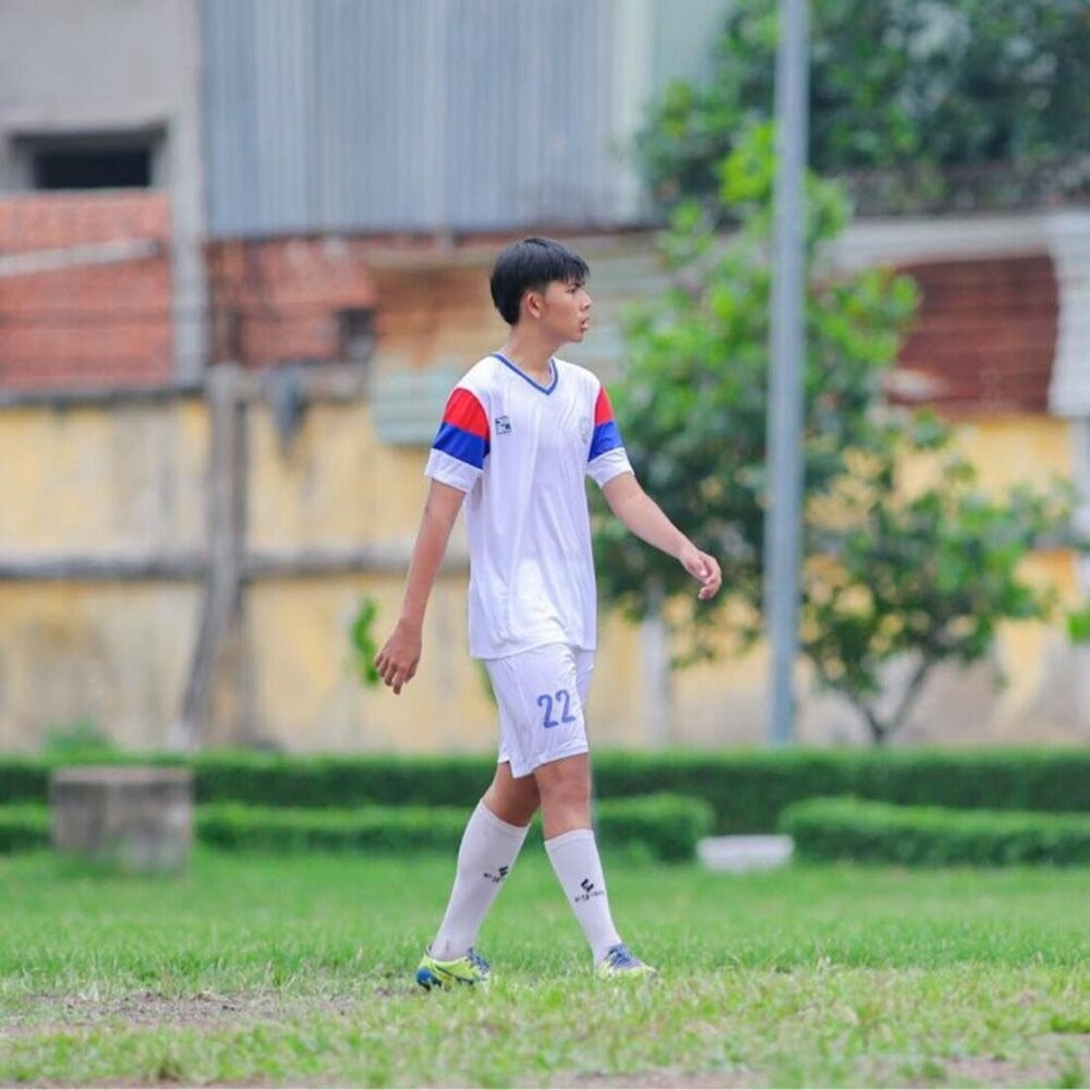 Diễn viên Kim Thư cho biết, khác với em trai, Đô La đam mê thể thao, đặc biệt là bóng đá. Chàng trai thường chia sẻ những khoảnh khắc thi đấu và tập luyện trên trang cá nhân. So với bạn bè cùng trang lứa, Đô La nổi bật với chiều cao vượt trội.