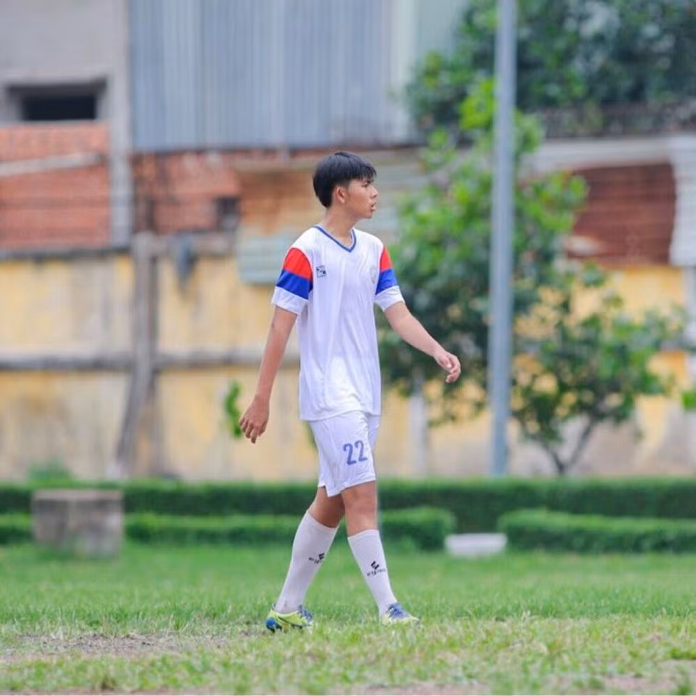 Diễn viên Kim Thư cho biết, khác với em trai, Đô La đam mê thể thao, đặc biệt là bóng đá. Chàng trai thường chia sẻ những khoảnh khắc thi đấu và tập luyện trên trang cá nhân. So với bạn bè cùng trang lứa, Đô La nổi bật với chiều cao vượt trội.