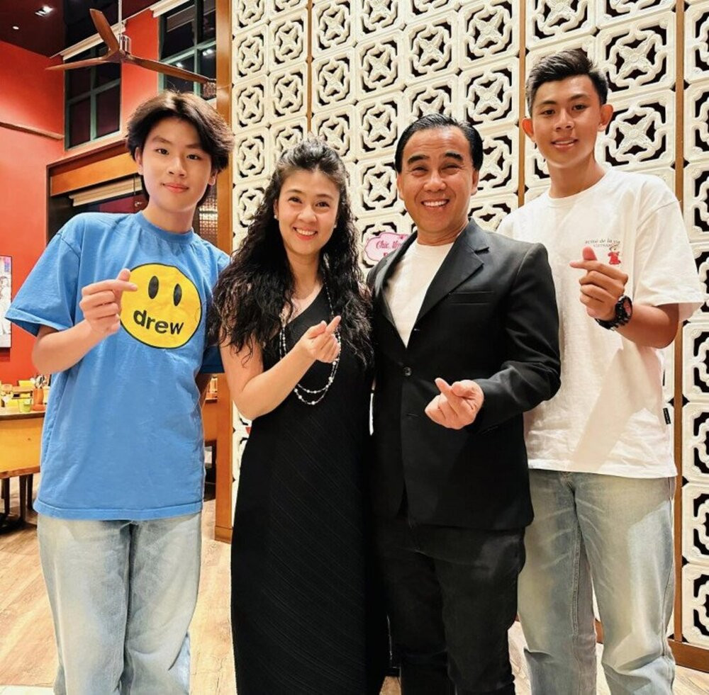 Là bạn thân của Phước Sang, MC Quyền Linh vui mừng khi thấy hai con trai của Kim Thư - Phước Sang ngày càng khôn lớn và điển trai. Trong những dịp đặc biệt, hai gia đình thường tụ họp và tổ chức tiệc cùng nhau.