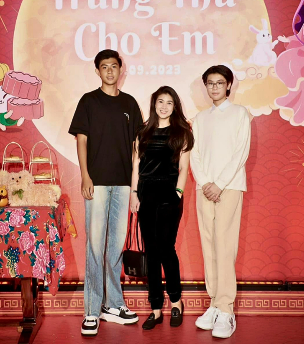 Khi được hỏi về bí quyết nuôi dưỡng hai con cao lớn, Kim Thư cho biết Đô La và Ơ Rô thừa hưởng gen trội từ cả gia đình nội ngoại. Cô chia sẻ: “Chắc do gen của hai bên, chế độ ăn uống lúc mang bầu hoặc có thể hai con em hợp uống sữa Mỹ".