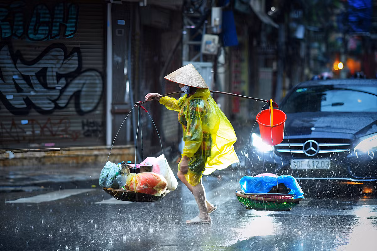 Mưa mùa thu Hà Nội không ồn ào, xối xả như mưa mùa hạ. Nó đến bất chợt rồi đi cũng rất nhanh. Mưa Hà Nội xuất hiện trong rất nhiều bài thơ, câu hát, là nguồn cảm hứng bất tận cho các nhạc sĩ khi sáng tác về những nét đặc biệt của Thủ đô. Ảnh: Giang Trịnh.