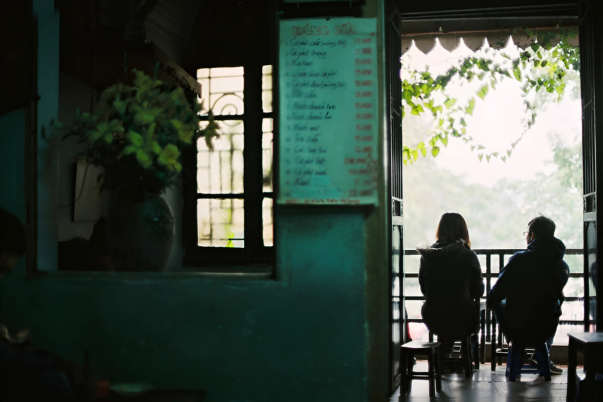 Hà Nội có rất nhiều hàng kinh doanh cà phê với các phong cách bài trí và phục vụ khác nhau. Có một quán nằm trong ngõ nhỏ, căn nhà cũ trên mặt phố Đinh Tiên Hoàng có từ năm 1987. Khách tới đây phải trèo hai lần cầu thang mới tới rồi chen ngồi ở trong căn phòng nhỏ chừng 20m2, phía ngoài có duy nhất một góc ban công nhỏ chỉ kê vừa bộ bàn ghế xinh xinh dành cho hai người. Ấy vậy mà địa chỉ này luôn đông đúc bạn trẻ. Nhiều người nói, đó chính là nét đặc trưng của Thủ đô hiếm nơi nào có được. Ảnh: Hiếu Trần.