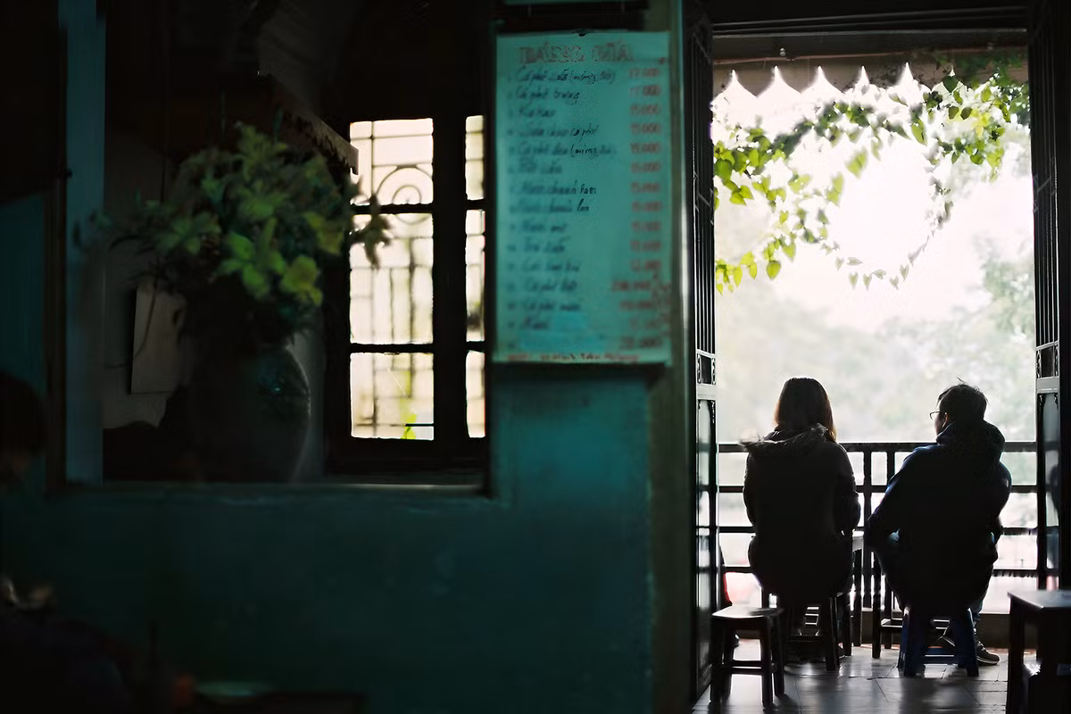 Hà Nội có rất nhiều hàng kinh doanh cà phê với các phong cách bài trí và phục vụ khác nhau. Có một quán nằm trong ngõ nhỏ, căn nhà cũ trên mặt phố Đinh Tiên Hoàng có từ năm 1987. Khách tới đây phải trèo hai lần cầu thang mới tới rồi chen ngồi ở trong căn phòng nhỏ chừng 20m2, phía ngoài có duy nhất một góc ban công nhỏ chỉ kê vừa bộ bàn ghế xinh xinh dành cho hai người. Ấy vậy mà địa chỉ này luôn đông đúc bạn trẻ. Nhiều người nói, đó chính là nét đặc trưng của Thủ đô hiếm nơi nào có được. Ảnh: Hiếu Trần.