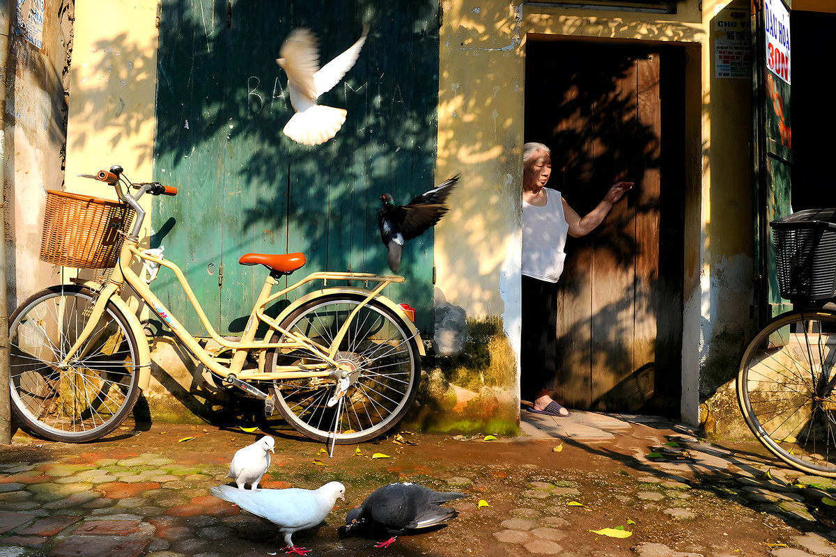 Một trong những điểm du khách nơi xa đến thích đi dạo là các tuyến phố cổ Hà Nội. Vào buổi chiều khi nắng nhẹ dần và trở nên vàng óng, được ngồi vỉa hè nhâm nhi ly cà phê và thưởng ngoạn không khí thanh bình của Thủ đô luôn là điều tuyệt vời đối với nhiều người yêu Hà Nội. Ảnh: Giang Trịnh.