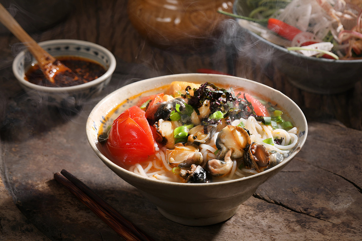 Nói đến Hà Nội phải nói đến ẩm thực đường phố. Ngoài những món ăn đã thành thương hiệu như bún ốc, bún chả, bún thang phải kể đến các loại quà vặt như cốm, sấu chín, bánh chả, kẹo lạc, nước chè... Các quán bún ốc nổi tiếng Thủ đô thường gắn với tên chủ quán là nữ giới như bún ốc cô Huệ, cô Lan, cô Thủy, cô Béo, bà Lương... Ảnh: Vũ Minh Quân.