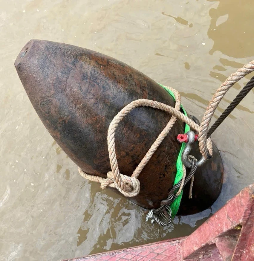Đại tá Nguyễn Đăng Chiến, Trưởng phòng Tuyên huấn, Binh chủng Công Binh, cho biết quả bom do Mỹ sản xuất, được phát hiện hôm 10/10 tại quận Long Biên. “Nguy hiểm hơn hết là quả bom vẫn còn nguyên ngòi và thuốc nổ bên trong, nếu không được phát hiện và xử lý kịp thời có thể gây mất an toàn đối với tính mạng tài sản của nhân dân” – Đại tá Chiến cho biết.
