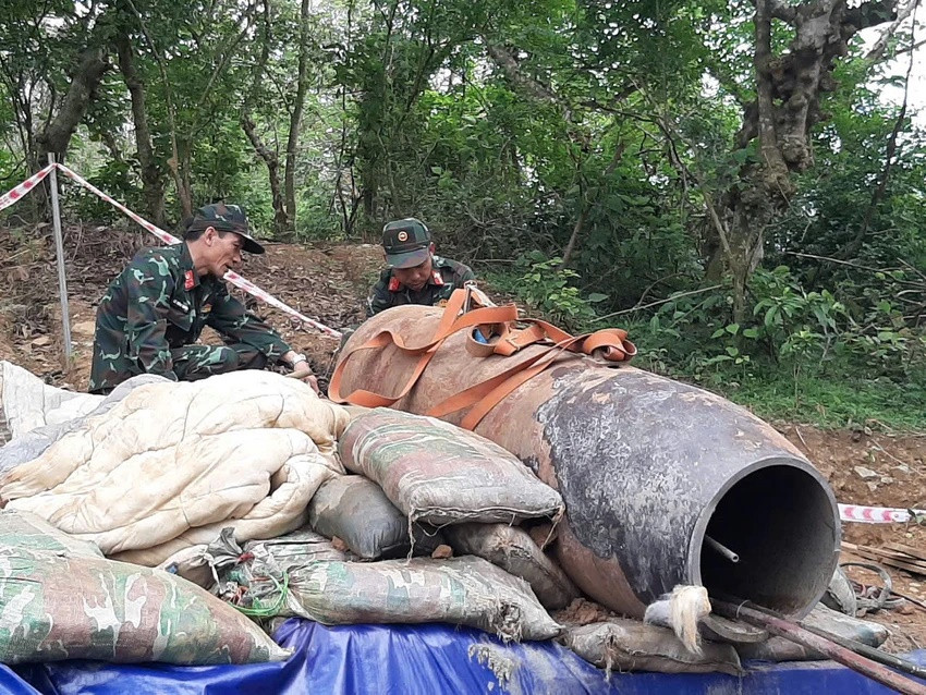 Với phương châm “Bình tĩnh, cẩn trọng, đúng qui trình kỹ thuật, bảo đảm an toàn tuyệt đối”, sáng 20/10, tại Trường bắn Hòa Thạch (huyện Quốc Oai, Hà Nội), Trung tâm Công nghệ xử lý bom mìn đã hủy nổ thành công hai ngòi nổ quả bom trên, bảo đảm an toàn tuyệt đối.
