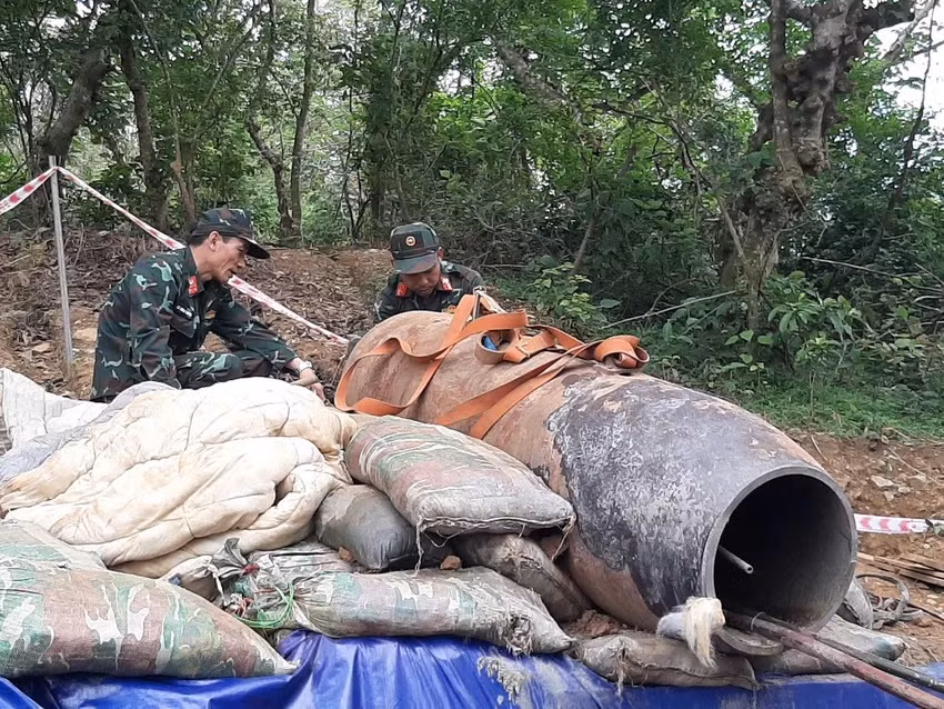 Với phương châm “Bình tĩnh, cẩn trọng, đúng qui trình kỹ thuật, bảo đảm an toàn tuyệt đối”, sáng 20/10, tại Trường bắn Hòa Thạch (huyện Quốc Oai, Hà Nội), Trung tâm Công nghệ xử lý bom mìn đã hủy nổ thành công hai ngòi nổ quả bom trên, bảo đảm an toàn tuyệt đối.