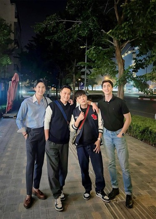 Tháng 11/2023, rộ tin đồn Hồng Đăng đóng phim trở lại sau khi anh khoe chụp ảnh cùng các diễn viên Đình Tú, Bình An, Trung Ruồi. Ảnh: FB Hồng Đăng.