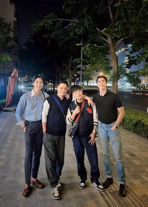 Tháng 11/2023, rộ tin đồn Hồng Đăng đóng phim trở lại sau khi anh khoe chụp ảnh cùng các diễn viên Đình Tú, Bình An, Trung Ruồi. Ảnh: FB Hồng Đăng.