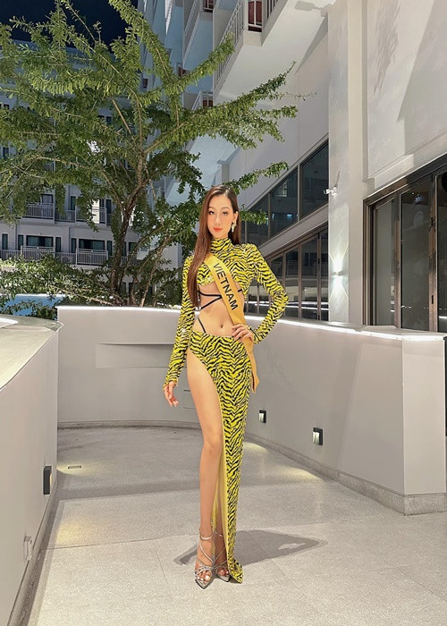 Hoa hậu Quế Anh khoe vòng một cùng đôi chân dài gợi cảm. Ảnh: FB Quế Anh.