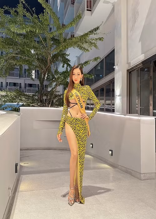 Hoa hậu Quế Anh khoe vòng một cùng đôi chân dài gợi cảm. Ảnh: FB Quế Anh.