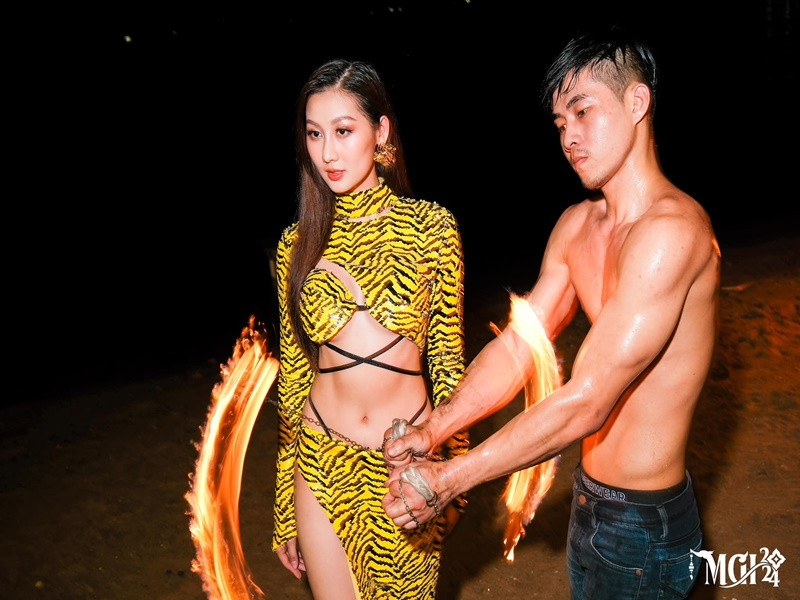 Nhiều cư dân mạng cho rằng trang phục của Quế Anh dễ khiến cô hớ hênh vì thiết kế cắt xẻ táo bạo. Ảnh: FB Miss Grand International.