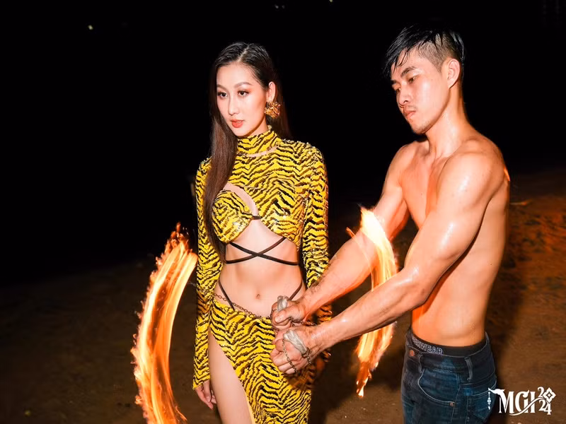 Nhiều cư dân mạng cho rằng trang phục của Quế Anh dễ khiến cô hớ hênh vì thiết kế cắt xẻ táo bạo. Ảnh: FB Miss Grand International.