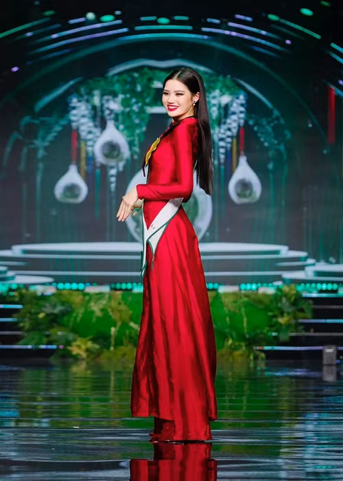 Ngọc Bích tươi tắn, dịu dàng trong tà áo dài. Ảnh: FB Cao Ngọc Bích.