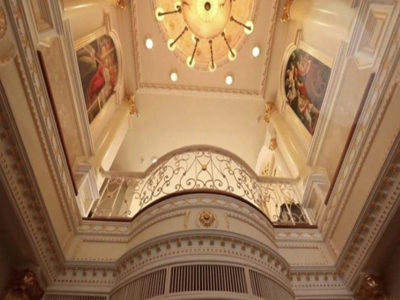 Ông Nawat hiện tại ở trong biệt thự dát vàng, to như cung điện. Ảnh: Znews.