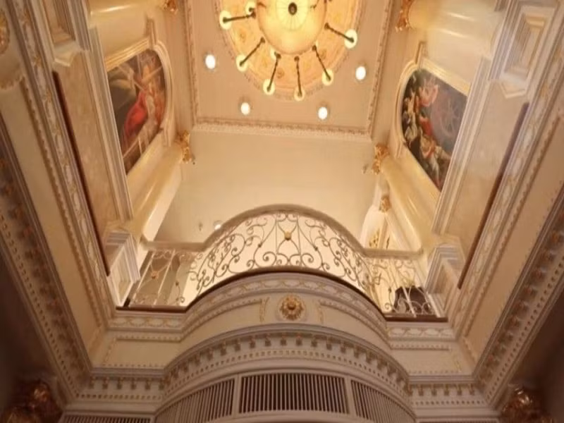 Ông Nawat hiện tại ở trong biệt thự dát vàng, to như cung điện. Ảnh: Znews.