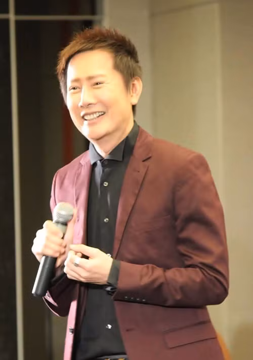 Trước khi tổ chức cuộc thi nhan sắc, ông Nawat có 20 năm làm MC. Ảnh: FB Nawat Itsaragrisil. Ảnh: FB Nawat Itsaragrisil.