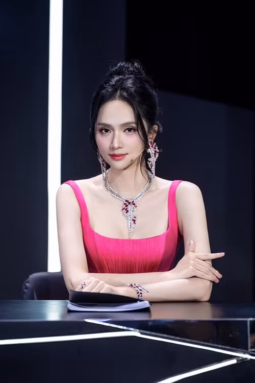 Quản lý hiện tại của Hương Giang cho biết, quản lý cũ từng chơi xấu Hương Giang trong việc mua bản quyền Đại sứ hoàn mỹ về Việt Nam tổ chức song nữ ca sĩ vẫn bỏ qua. Về phần mình, Hương Giang viết ẩn ý: “Cuối cùng cũng xong, nhẹ nhõm ghê". Ảnh: FB Hương Giang.