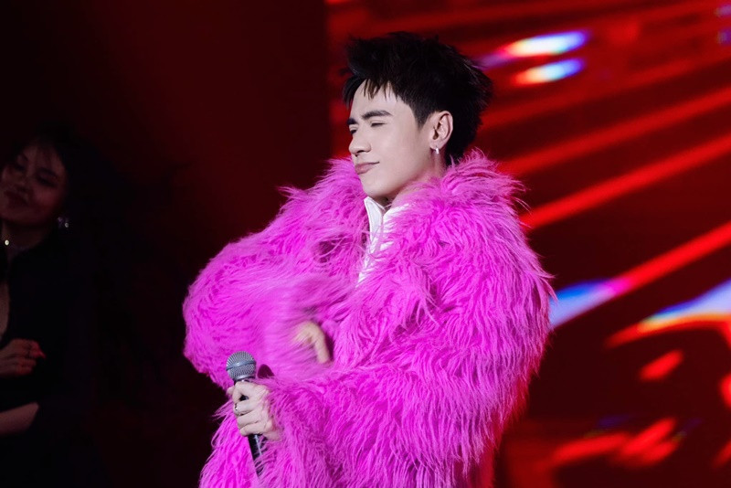 Mới đây, Drum7 viết ẩn ý: “Phước đức cả đời tích hết vào người đó “Hồng”. Lo xem lại cách ăn ở đi. Quá tam ba bận rồi. Chúng tôi im lặng bao năm qua là quá tốt rồi”. Nhiều người cho rằng Drum7 tố Quang Hùng MasterD vô ơn bởi Hồng là biệt danh fan gọi Quang Hùng MasterD. Ảnh: FB Quang Hùng MasterD.