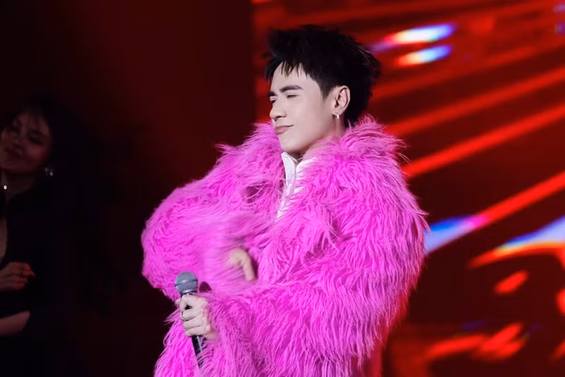 Mới đây, Drum7 viết ẩn ý: “Phước đức cả đời tích hết vào người đó “Hồng”. Lo xem lại cách ăn ở đi. Quá tam ba bận rồi. Chúng tôi im lặng bao năm qua là quá tốt rồi”. Nhiều người cho rằng Drum7 tố Quang Hùng MasterD vô ơn bởi Hồng là biệt danh fan gọi Quang Hùng MasterD. Ảnh: FB Quang Hùng MasterD.