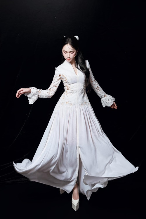 Năm 2021, một tài khoản Facebook được cho là quản lý cũ của Hương Giang viết: "3 năm trước bạn nhờ tôi đưa bạn đi thi hoa hậu. Rồi bạn đẩy tôi ra và tất cả ê-kíp đã từng đồng hành, cố gắng vì bạn", đồng thời gắn tên tài khoản Facebook của Hương Giang. Theo người quản lý cũ, nữ ca sĩ chuyển giới cướp mối quan hệ với siêu mẫu Thái Lan Lukkade. Ảnh: FB Hương Giang. Ảnh: FB Hương Giang.