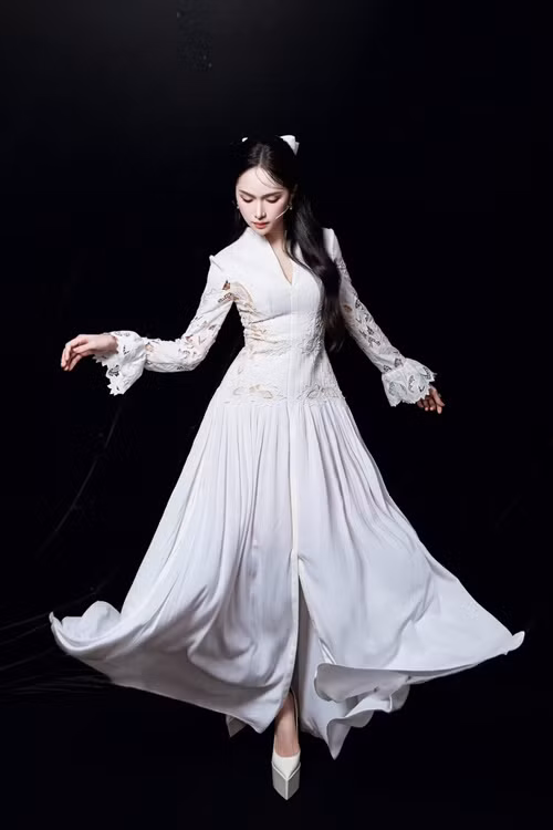 Năm 2021, một tài khoản Facebook được cho là quản lý cũ của Hương Giang viết: "3 năm trước bạn nhờ tôi đưa bạn đi thi hoa hậu. Rồi bạn đẩy tôi ra và tất cả ê-kíp đã từng đồng hành, cố gắng vì bạn", đồng thời gắn tên tài khoản Facebook của Hương Giang. Theo người quản lý cũ, nữ ca sĩ chuyển giới cướp mối quan hệ với siêu mẫu Thái Lan Lukkade. Ảnh: FB Hương Giang. Ảnh: FB Hương Giang.