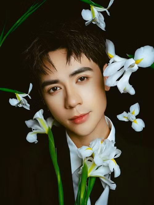 Phía công ty đại diện của ca sĩ Quang Hùng MasterD vừa cho biết, Quang Hùng MasterD và nhạc sĩ Drum7 đã giải quyết hiểu lầm không đáng có về bản quyền ca khúc Dễ đến dễ đi. Theo Znews, Dễ đến dễ đi được Quang Hùng MasterD phát hành vào tháng 11/2020. Tới ngày 9/10, dưới phần mô tả của MV, tên của Drum7 xuất hiện ở phần beat cùng Quang Hùng MasterD. Ảnh: FB Quang Hùng MasterD.