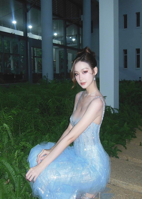 Ngày còn đi học, Bảo Ngọc bị bạn bè châm chọc vòng 1 khiêm tốn khiến người đẹp khó chịu.