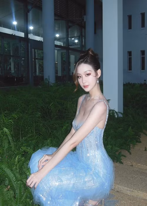 Ngày còn đi học, Bảo Ngọc bị bạn bè châm chọc vòng 1 khiêm tốn khiến người đẹp khó chịu.