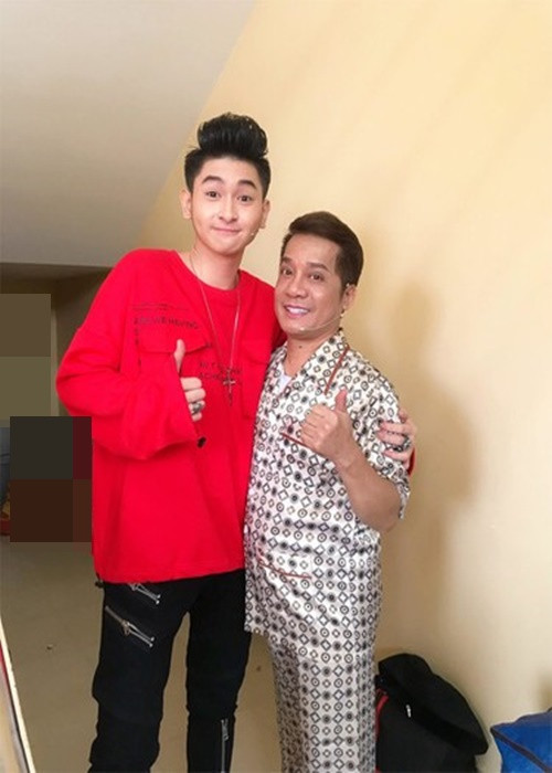 Minh Nhí nhận con nuôi Minh Khải năm 2016. Theo Znews, Minh Khải xuất thân nghèo khó, bị mẹ bỏ rơi, cha lấy vợ mới, anh sống với bà nội rồi tự bươn trải từ sớm. Ảnh: Vietnamnet.