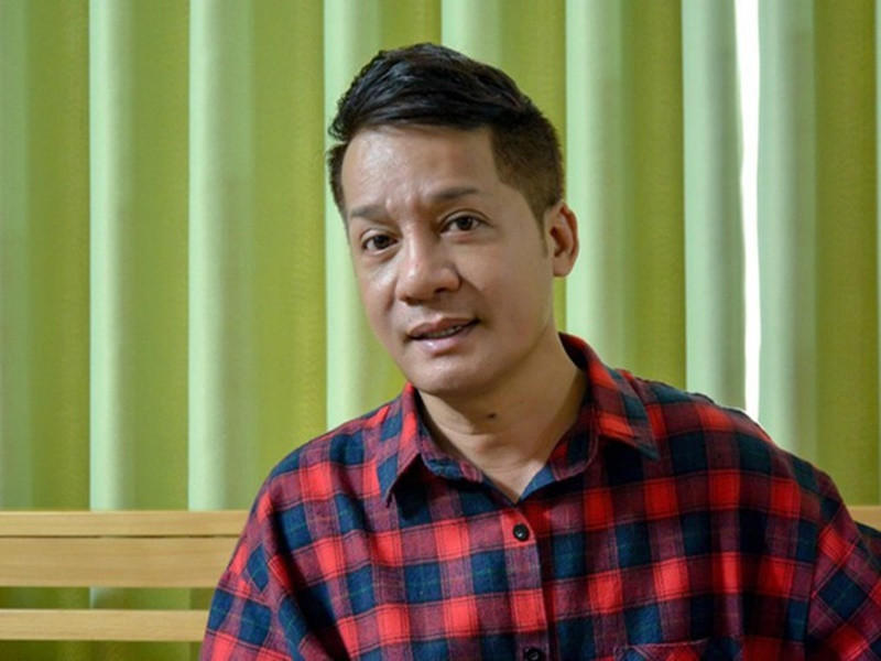 Theo Vietnamnet, năm 2005, khi đang là giảng viên trường sân khấu, Minh Nhí xin trường đi Mỹ 1 tháng nhưng đi cả năm mà không xin phép. Sau đó, Minh Nhí bị cấm diễn 6 tháng, bị đình chỉ công việc giảng dạy. Sự cố khiến Minh Nhí lao đao, phải bán một nửa ngôi nhà mặt tiền với giá 1 tỷ. Ảnh: Znews.