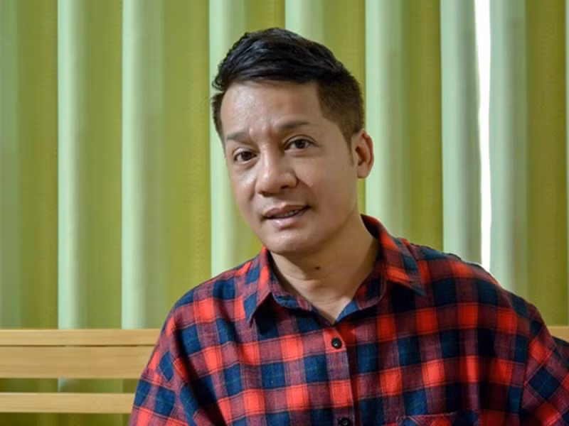 Theo Vietnamnet, năm 2005, khi đang là giảng viên trường sân khấu, Minh Nhí xin trường đi Mỹ 1 tháng nhưng đi cả năm mà không xin phép. Sau đó, Minh Nhí bị cấm diễn 6 tháng, bị đình chỉ công việc giảng dạy. Sự cố khiến Minh Nhí lao đao, phải bán một nửa ngôi nhà mặt tiền với giá 1 tỷ. Ảnh: Znews.