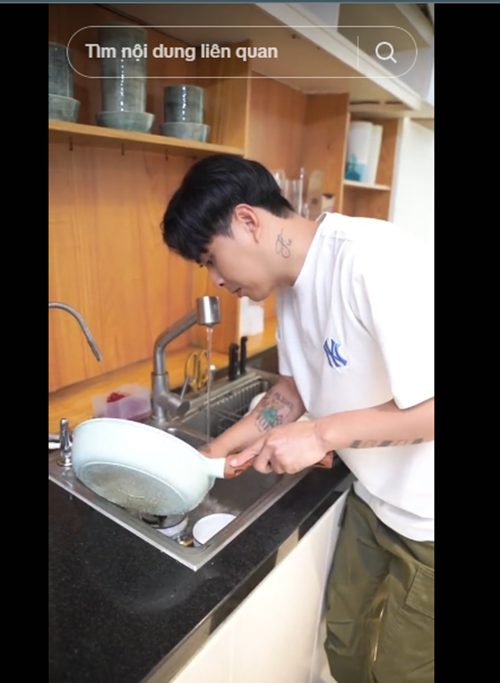 Hồ Quang Hiếu phụ giúp Tuệ Như dọn dẹp nhà cửa, nấu nướng. Ảnh: TikTok Tuệ Như.