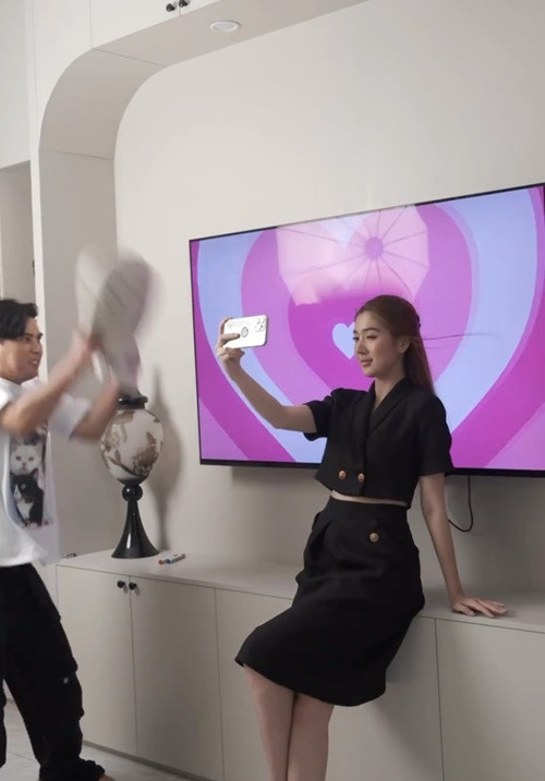 Hồ Quang Hiếu tạo gió để Tuệ Như chụp ảnh sống ảo trong biệt thự. Ảnh: TikTok Tuệ Như.