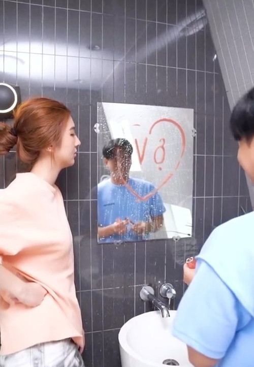 Vợ chồng nam ca sĩ thường xuyên thực hiện các clip hài hước ở nhà khiến fan cười nghiêng ngả. Ảnh: TikTok Tuệ Như.