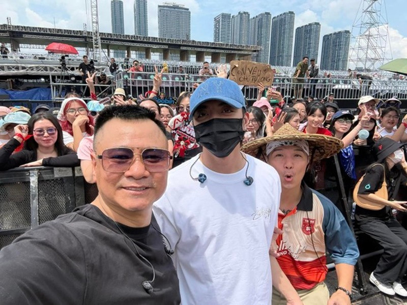 Ngay trước concert, Anh trai vượt ngàn chông gai cũng vướng ồn ào. Theo Tiền Phong, một đoạn video ghi lại cảnh đạo diễn Đinh Hà Uyên Thư, NSND Tự Long khá bức xúc bởi một số anh tài đi ăn trong khi các anh tài khác tổng duyệt. Ảnh: Tiền Phong.