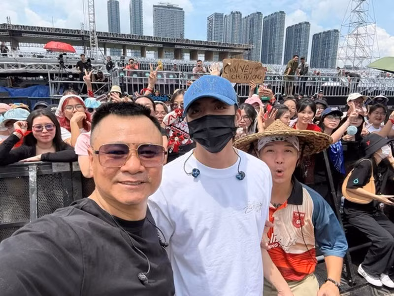 Ngay trước concert, Anh trai vượt ngàn chông gai cũng vướng ồn ào. Theo Tiền Phong, một đoạn video ghi lại cảnh đạo diễn Đinh Hà Uyên Thư, NSND Tự Long khá bức xúc bởi một số anh tài đi ăn trong khi các anh tài khác tổng duyệt. Ảnh: Tiền Phong.