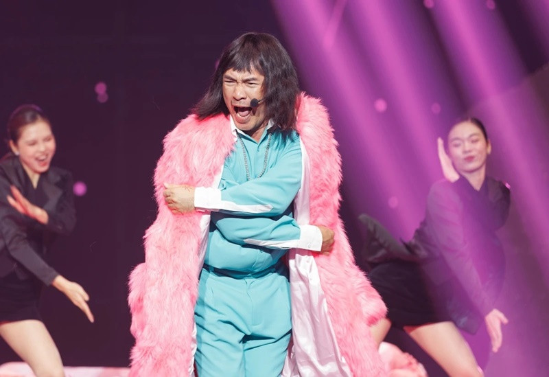 Giữa ồn ào, Tiến Luật lên tiếng: "Tôi xin lỗi vì vô tình làm mọi người khó chịu. Lúc nhận kết quả là tôi bất ngờ lắm, nhưng lúc đó tôi thấy ai cũng vui, tôi tự tin lắm, giờ phát sóng tôi cũng bất ngờ. Bất ngờ vì chửi tôi quá! Thôi hoan hỉ cho tôi công này nhé. Công sau em ráng làm tốt hơn ạ”. Ảnh: Znews.