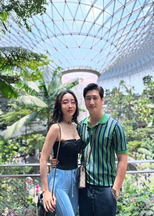 Ngọc Quỳnh và bạn gái du lịch Singapore. Ảnh: FB Thùy Anh.